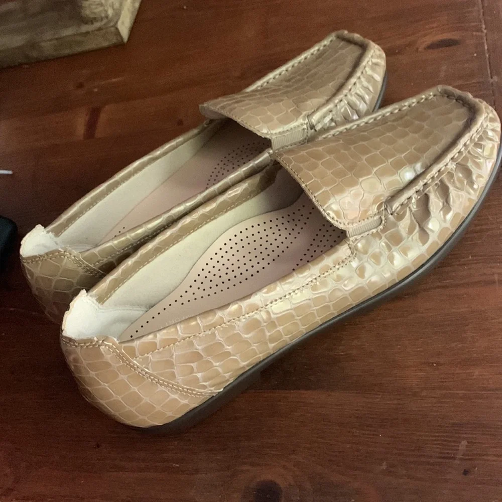 SAS Womens Faux Alligator Neutral Tan Slip On Loafers Sz 7